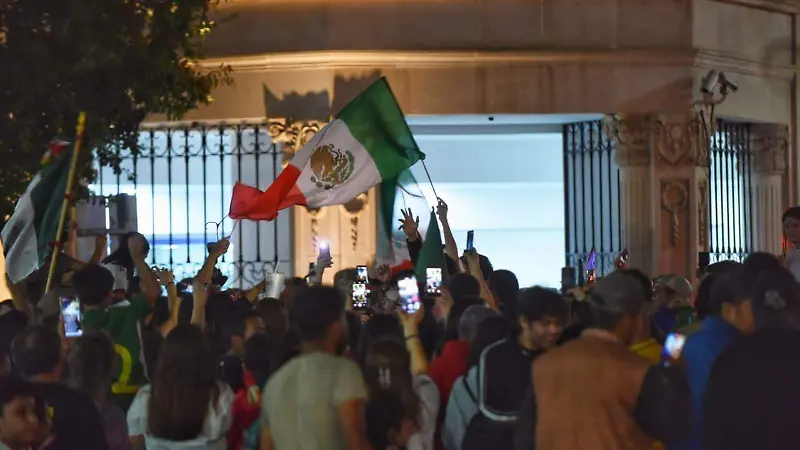 Afición duranguense celebra el triunfo de la Selección Mexicana en el Mundial 